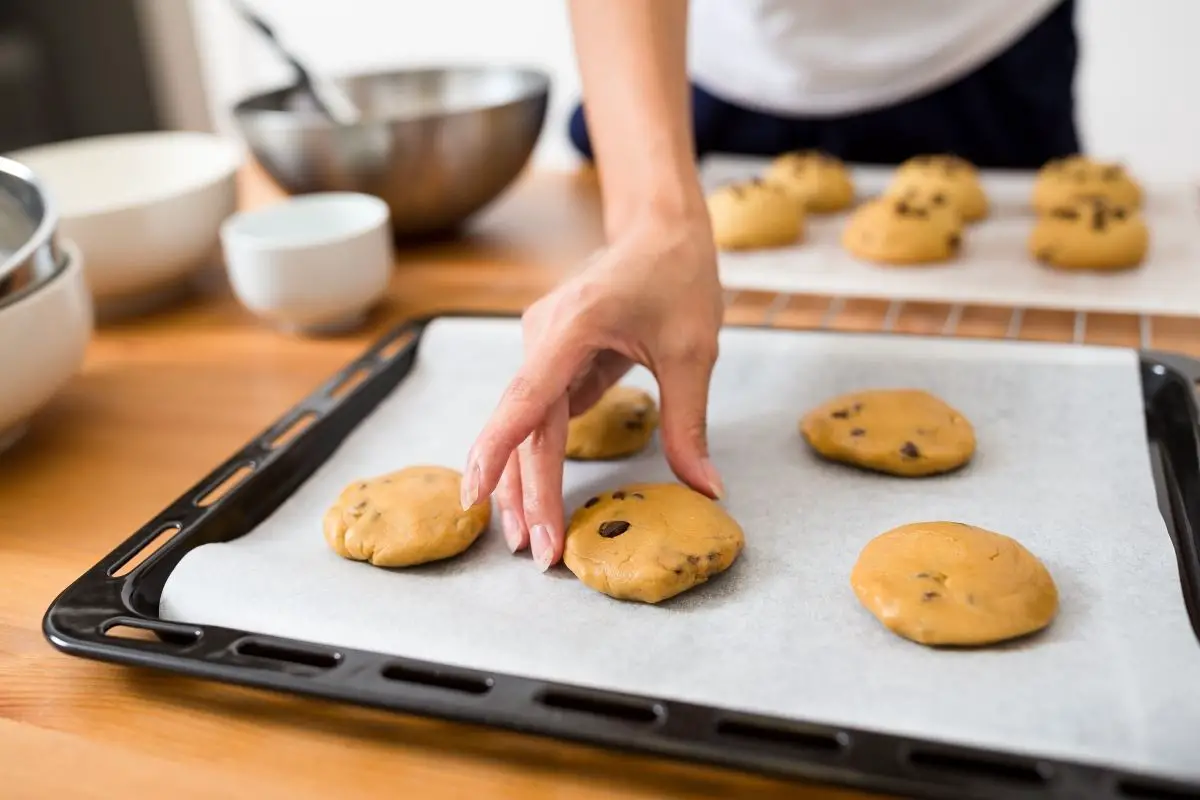Can You Bake Cookies On Parchment Paper 