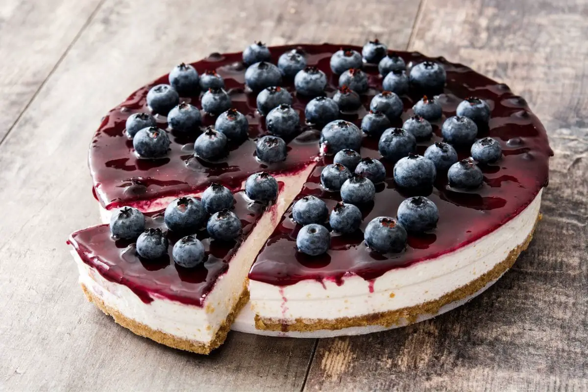 Decorating Cheesecake With Fruit
